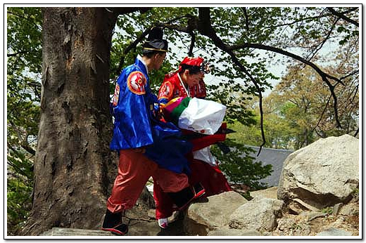 깊어가는 가을만큼이나 이렇듯 사모관대하고 다시 한 번 새신랑소리를 듣고 싶다는 욕망도 커져만 갑니다. 